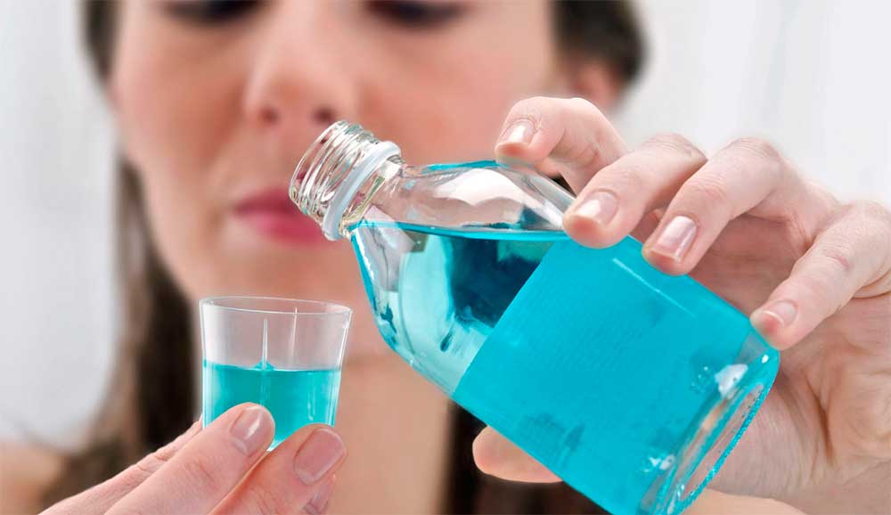 ¿El enjuague bucal de alcohol perjudica tu cuidado dental?
